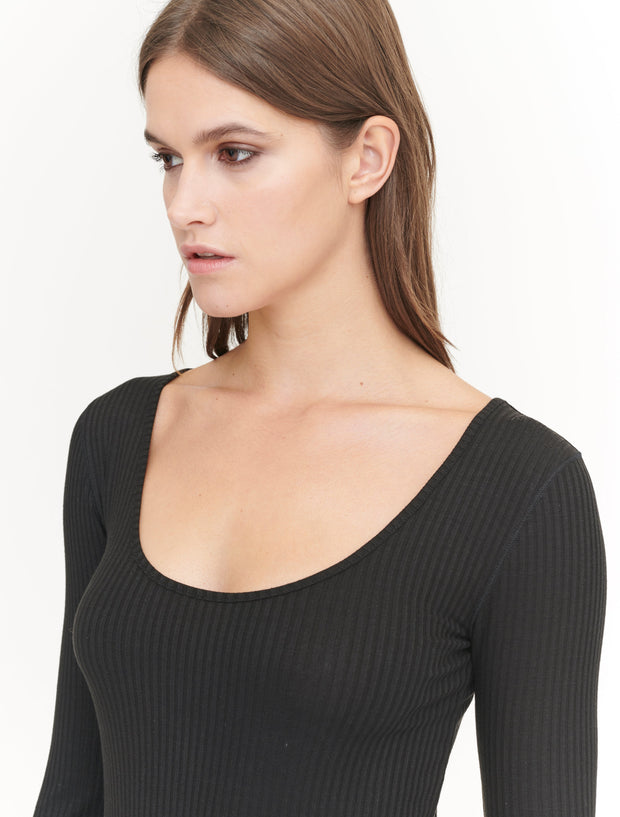 scoop neck long sleeve top